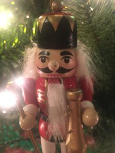 The Final Edit to our tree is yet to be completed: we don't have a topper. But for now, this awesome picture of a nutcracker soldier gives a nice Christmassy feeling.